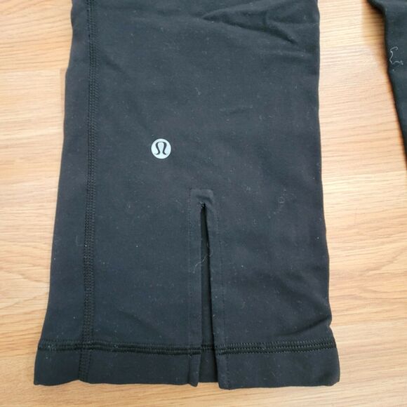 CLEARANCE!!! 💥 Lululemon Size 6 Black Slit Back Flared Yoga Capri Pants - Picture 6 of 11